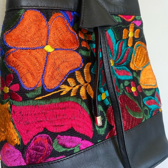 Mujer Brave Black floral Embroidered Bag NWT - Picture 2 of 5